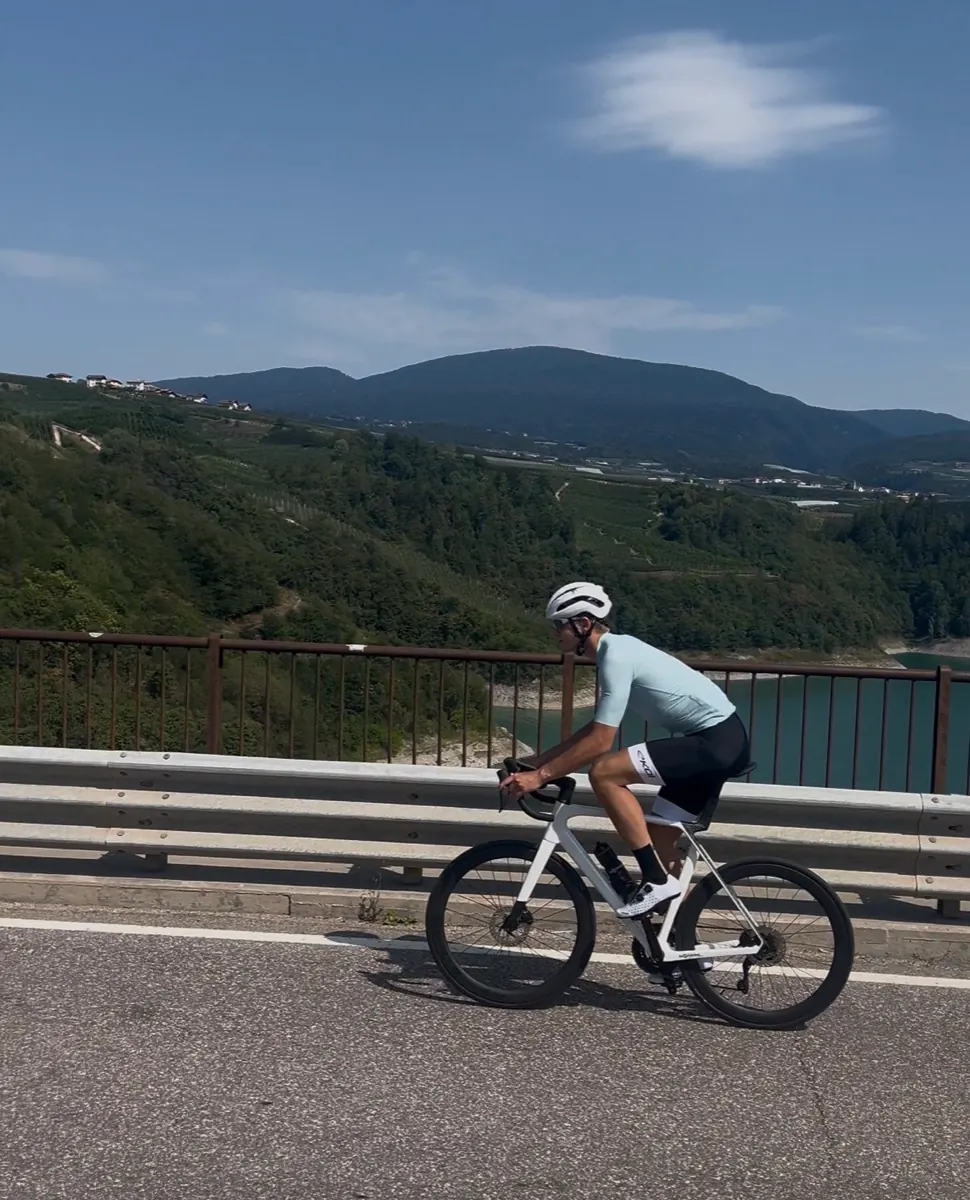 Daniël Beerdsen op de racefiets, onderweg in de bergen