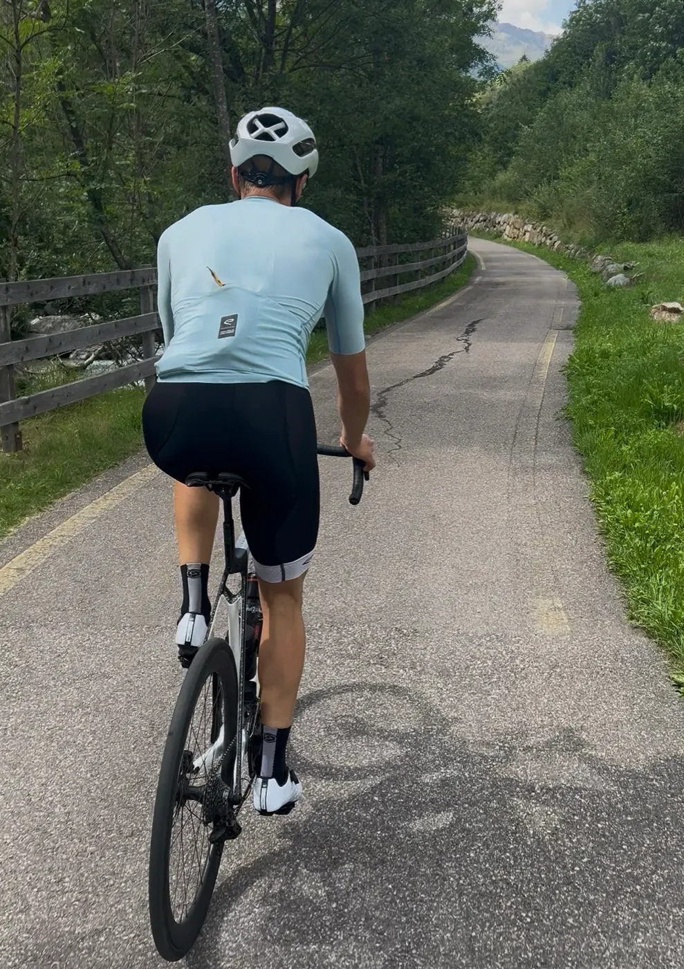 Daniël Beerdsen op de racefiets, klimmend op een bergweg