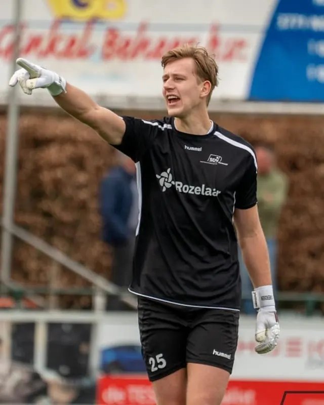 Daniël Beerdsen als keeper van SDV Barneveld, coachend vanuit zijn doel